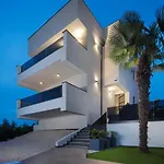 Modern Dea With Jacuzzi And Pool In Porec Вилла
