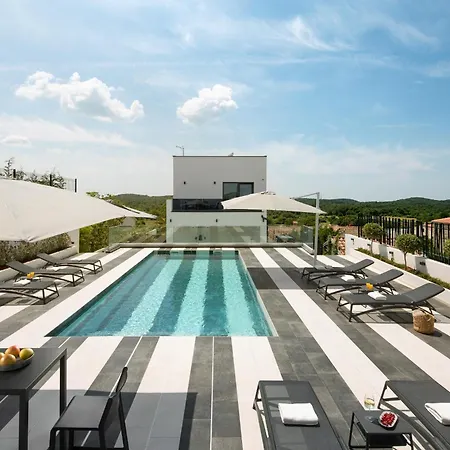 Modern Dea With Jacuzzi And Pool In Porec Flengi