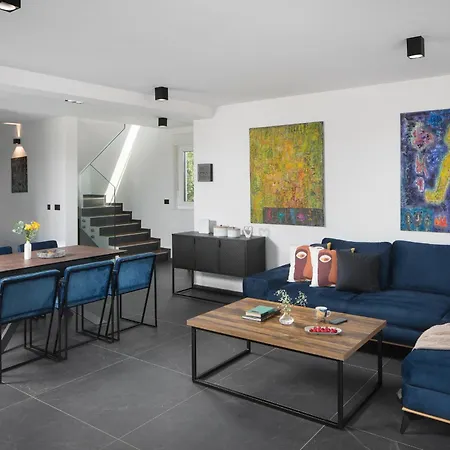 Villa Modern Dea With Jacuzzi And Pool In Porec Flengi