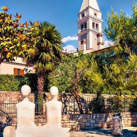 Modern Dea With Jacuzzi And Pool In Porec *