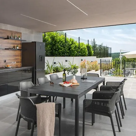 Villa Modern Dea With Jacuzzi&pool In Porec Flengi