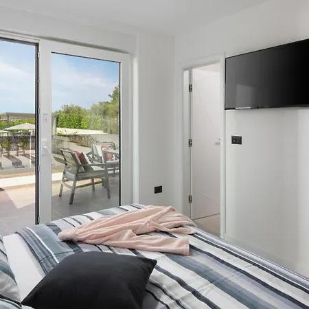 וילה Modern Dea With Jacuzzi And Pool In Porec