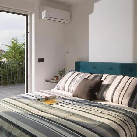 Modern Dea With Jacuzzi And Pool In Porec Flengi