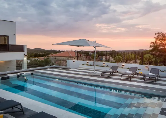 Villa Modern Dea With Jacuzzi&pool In Porec Flengi