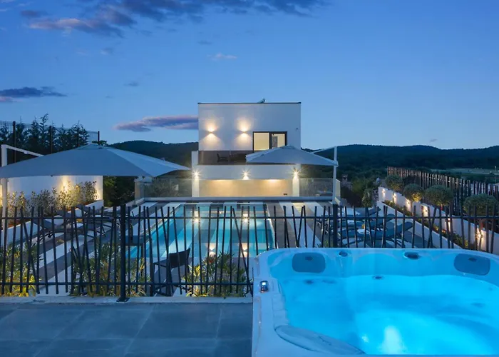 Modern Dea With Jacuzzi&pool In Porec Villa Flengi