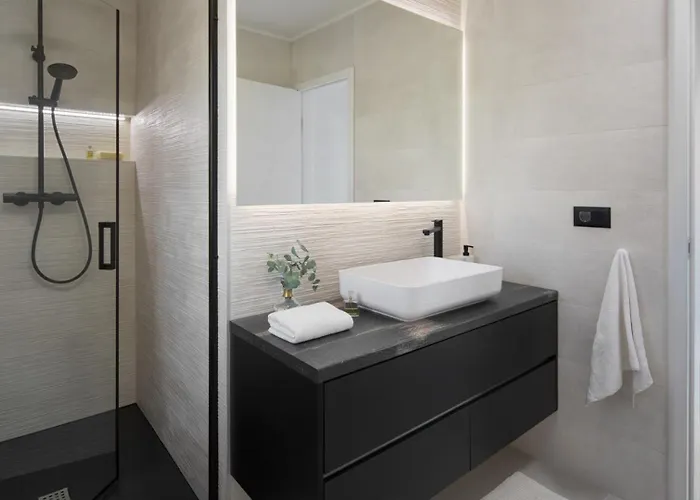 Modern Dea With Jacuzzi&pool In Porec Villa Flengi