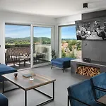 Villa Modern Dea With Jacuzzi And Pool In Porec