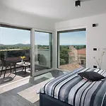 Villa Modern Dea With Jacuzzi And Pool In Porec