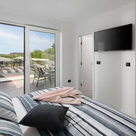 Modern Dea With Jacuzzi And Pool In Porec * Flengi