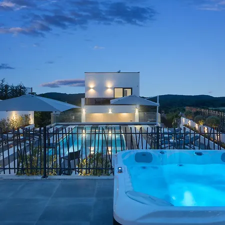 Modern Dea With Jacuzzi And Pool In Porec *
