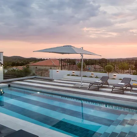 빌라 Modern Dea With Jacuzzi And Pool In Porec Flengi