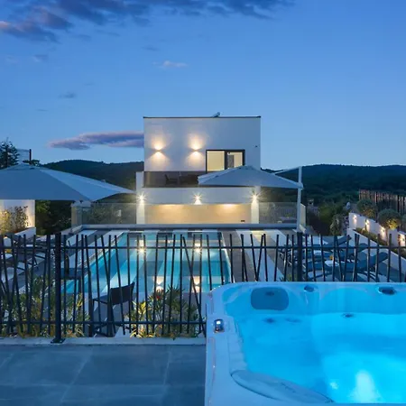 Modern Dea With Jacuzzi And Pool In Porec 빌라 Flengi