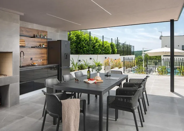 Villa Modern Dea With Jacuzzi And Pool In Porec Flengi