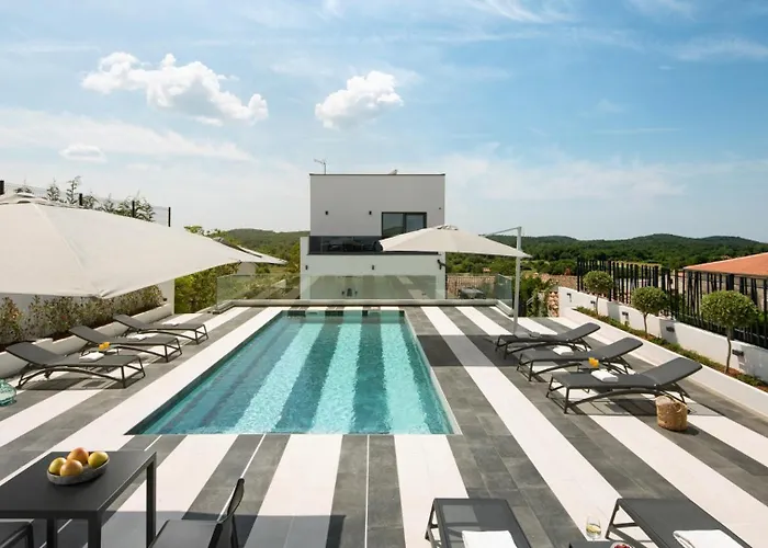 Modern Dea With Jacuzzi And Pool In Porec Villa *