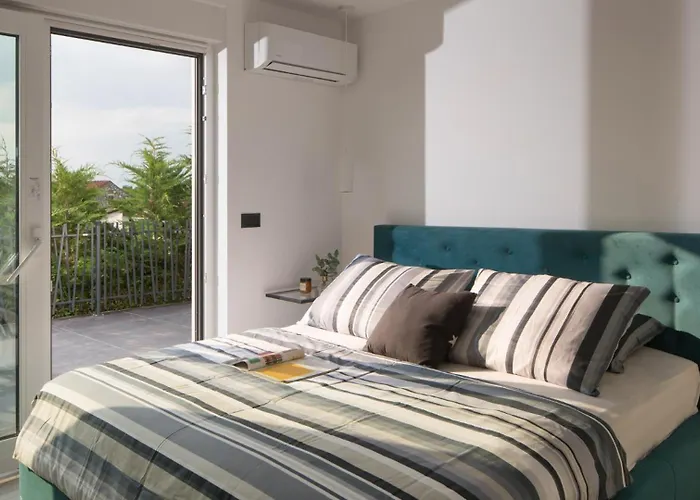 Modern Dea With Jacuzzi And Pool In Porec Flengi