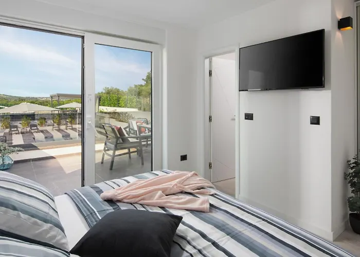 Villa Modern Dea With Jacuzzi And Pool In Porec Flengi